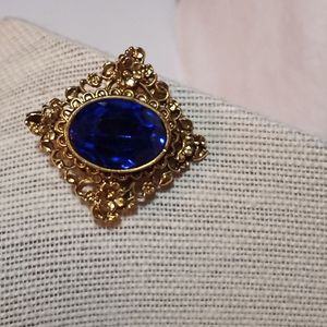 Vintage brooch. Gold toned. Blue rhinestone.